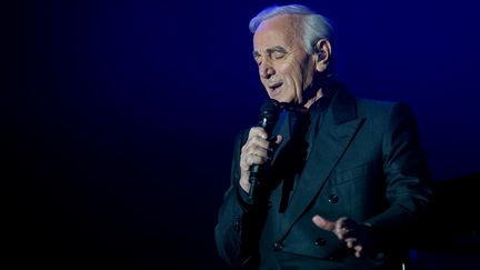 Charles Aznavour, lors d'un concert le 23 novembre 2011 à Tours. (GUILLAUME SOUVANT / AFP)