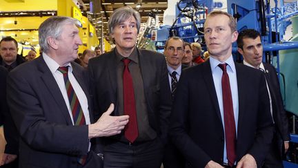 Jean-Michel Lem&eacute;tayer (&agrave; gauche) accompagne les ministres St&eacute;phane Le Foll et Guillaume Garot dans les all&eacute;es du Mondial des fournisseurs de l'agriculture et de l'&eacute;levage, le 24 f&eacute;vrier 2013 &agrave; Paris.&nbsp; (PATRICK KOVARIK / AFP)