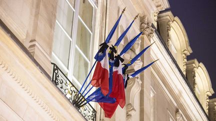 Les drapeaux de l'Elys&eacute;e, en berne, apr&egrave;s l'attentat qui a vis&eacute; le journal "Charlie Hebdo",&nbsp;le 7 janvier 2015. (  MAXPPP)