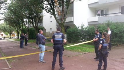 La police a bouclé l'entrée de l'immeuble où un jeune de 17 ans a été tué par balle ce mercredi dans le quartier de la Bastide à Limoges. (Jérôme Ostermann / Radio France)