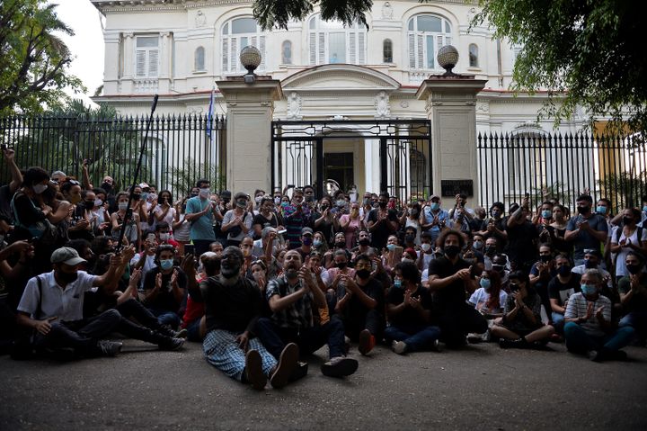 Le&nbsp;Mouvement San Isidro, collectif d'artistes et intellectuels,&nbsp;réclame notamment plus de liberté d'expression. (YAMIL LAGE / AFP)