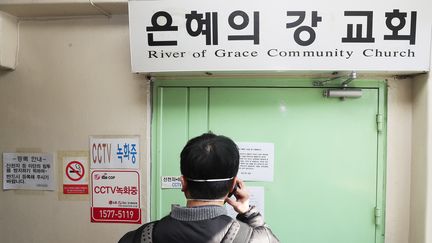 Un homme se tient, le 16 mars 2020, devant l'entrée de l’Eglise de Grace River Church de Seongnam, au sud de Séoul, qui a fermé ses portes après qu'un tiers de ses 135 fidèles a été testé positif au Covid-19, notamment le pasteur et son épouse. (YONHAP / EPA/YNA)