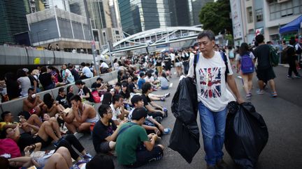 Non violents, les manifestants sont aussi tr&egrave;s disciplin&eacute;s : ils nettoient les rues et ramassent les poubelles. (CARLOS BARRIA / REUTERS)