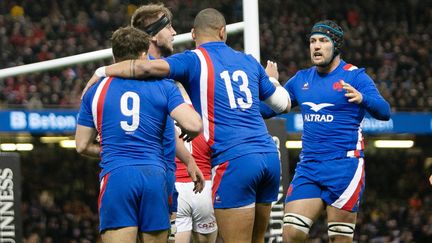 Les Français célèbrent l'essai d'Anthony Jelonch contre le pays de Galles, à Cardiff, le 11 mars 2022. (LAURENT LAIRYS / LAURENT LAIRYS / AFP)