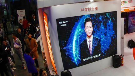 Un présentateur virtuel de la télévision chinoise, lors de la 5e&nbsp;Conférence mondiale de l’internet organisée à Wuzhen (province du Zhejiang), dans l'est de la Chine, le 7 novembre 2019. (STR / AFP)