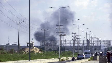 De la fumée s'élève du passage d'Erez lors de la prise des colonies israéliennes par des militants de la milice Ezz Al-Din Al Qassam, la branche militaire du mouvement Hamas, dans le nord de la bande de Gaza, le 7 octobre 2023. (HAITHAM IMAD / EPA)