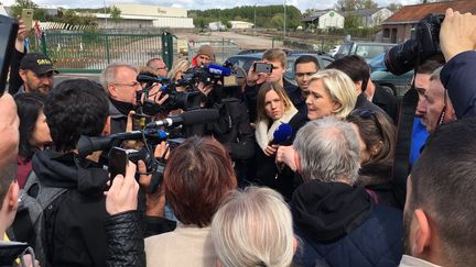 Marine Le Pen s'est rendue devant l'usine Whirlpool d'Amiens (Somme), mercredi 26 avril 2017. (PIERRE-LAURENT CONSTANT / FRANCEINFO)