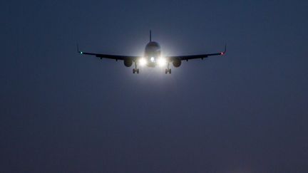 Un avion de la Lufthansa atterrit &agrave; l'a&eacute;roport de Francfort (Allemagne), le 19 avril 2015 dans la soir&eacute;e.&nbsp; (MAXPPP)