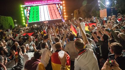 Pendant le match Allemagne - Italie, dans la "fan zone" à Paris, samedi 2 juillet 2016.&nbsp; (PETER KNEFFEL / DPA / AFP)