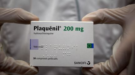 Une boîte de Plaquénil, un médicament notamment utilisé comme antipaludéen qui contient de l'hydroxychloroquine. (ALAIN PITTON / NURPHOTO / AFP)