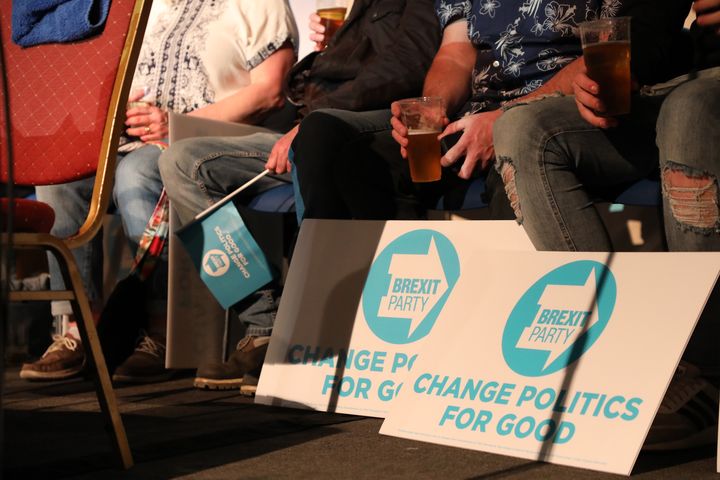 Des jeunes sur la scène où se déroule un meeting du Brexit Party, le 22 mai 2019, à Gloucester (Royaume-Uni).&nbsp; (MARIE-ADELAIDE SCIGACZ / FRANCEINFO)