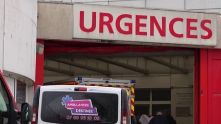 La Cour des comptes constate que les services d’urgence sont toujours engorgés. Elle demande donc l’accélération des mesures engagées. Les urgences pâtissent souvent de l’absence de médecins en ville. La Cour des comptes se demande s’il ne faut pas obliger les praticiens à participer aux soins comme ce fut le cas avant 2003. (France 2)