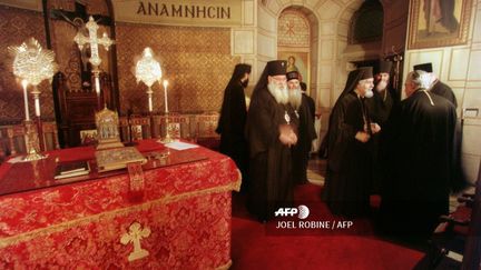 Des popes orthodoxes de nationalité grecque, célèbrent le 31 janvier 2000 la Fête du Pain. (JOEL ROBINE / AFP)