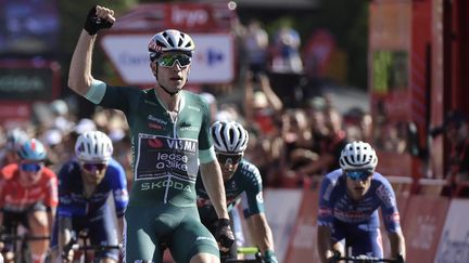 Le Belge Wout van Aert célèbre sa victoire lors de la septième étape de la Vuelta, le 23 août 2024 à Cordoba. (CRISTINA QUICLER / AFP)