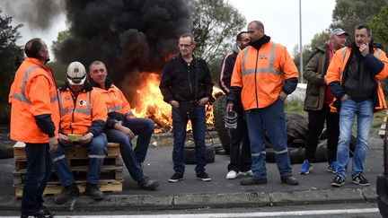 Des salariés d'Ascoval manifestent devant le site de&nbsp;Saint-Saulve (Nord), le 24 octobre 2018.&nbsp; (FRANCOIS LO PRESTI / AFP)