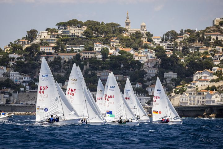 Les dériveurs lors du test event réalisé sur le plan d'eau de Marseille, le 15 juillet 2023. (AGENCE KMSP / AFP)