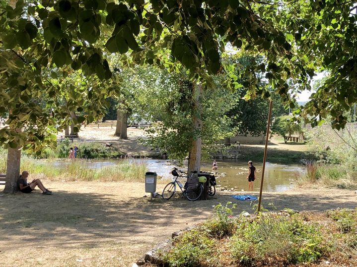 Des cyclotouristes font une pause et profitent des bords du canal de Bourgogne. (NOÉMIE BONNIN / FRANCEINFO / RADIO FRANCE)