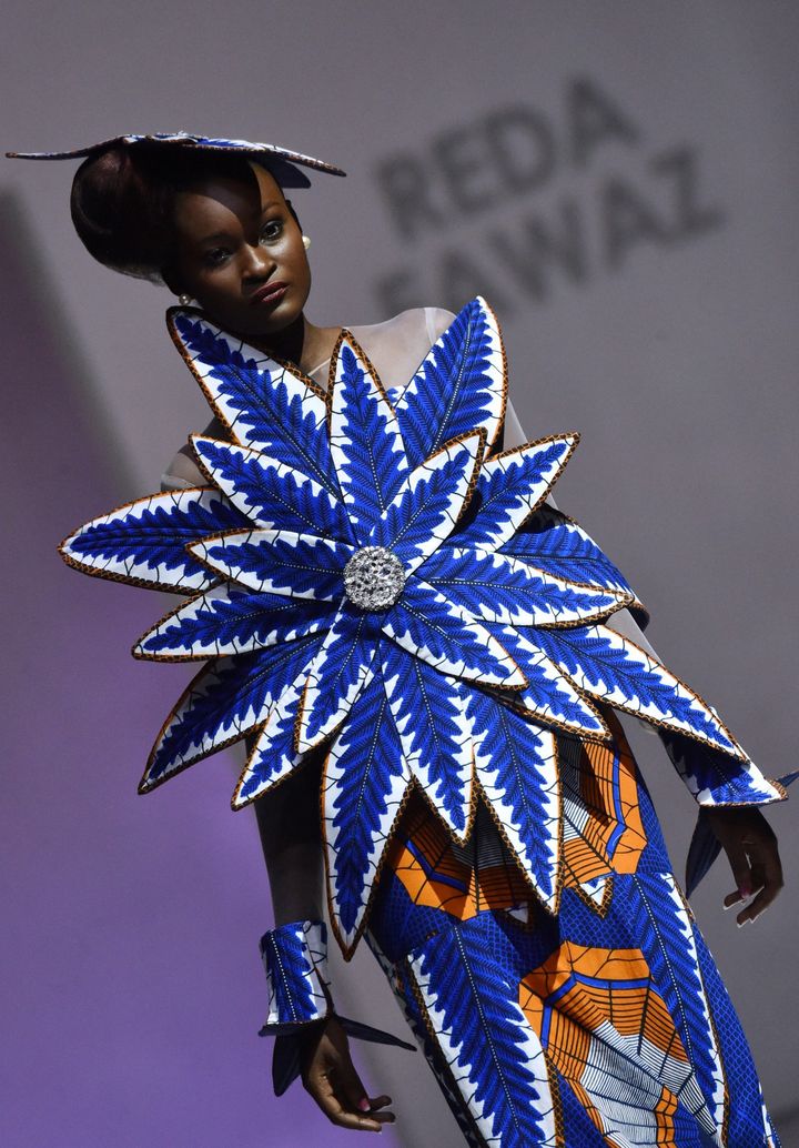 Défilé reda Fawaz : robe en wax Vlisco à Abidjan, novembre 2016.
 (ISSOUF SANOGO / AFP)