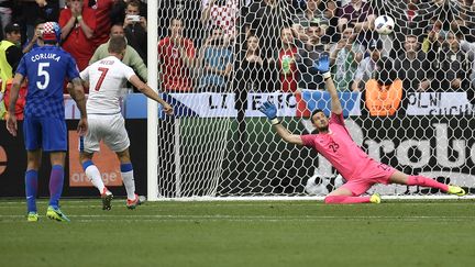 Le Tchèque Tomas Necid marque le penalty de l'égalisation contre la Croatie.  (JEFF PACHOUD / AFP)