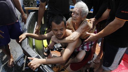 Cons&eacute;quences de ces inondations, de nombreuses menaces sanitaires planent sur les habitants des r&eacute;gions concern&eacute;es. (SUKREE SUKPLANG / REUTERS)