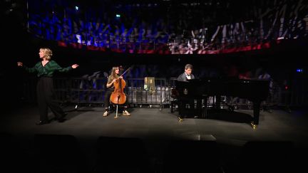 Devant son public, sur la scène La Rodia, Marie-Alice Ottmann, auteure, compositrice et interprète enchaîne les titres. Sans micro, ni ampli. (FRANCE 3 FRANCHE COMTE)