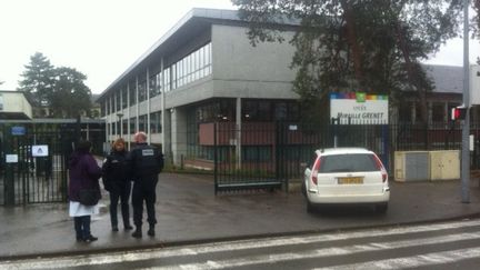 Les 2 000 élèves du lycée Mirelle-Grenet, à Compiègne (Oise), ont été évacués le 11 janvier 2016, après des menaces proférées sur internet. (GILLES BEZOU / FRANCE 3 PICARDIE)