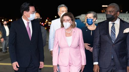 La présidente de la Chambre des représentants américaine, Nancy Pelosi, lors de son arrivée à l'aéroport Songshan de Taipei (Taïwan), le 2 août 2022. (MINISTERE DES AFFAIRES ETRANGERES TAIWANAIS / AFP)