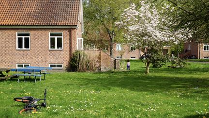 Une petite fille joue dans le jardin du centre de retour d'Avnstrup, près de Copenhague (Danemark), le 30 avril 2024. (MARIE-VIOLETTE BERNARD / FRANCEINFO)