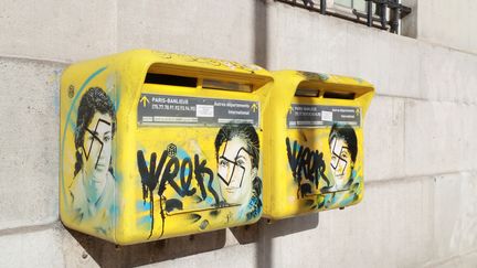 Des tags antisémites sur des boîtes aux lettres sur lesquelles figurent des portraits de Simone Veil, le 11 février 2019 dans le 13e arrondissement de Paris. (JACQUES DEMARTHON / AFP)