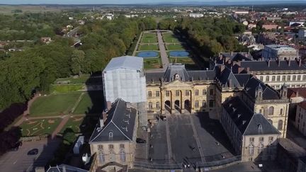 Jeudi 28 septembre, le 13 Heures en France vous emmène à la découverte d'un joyau du patrimoine, le château de Lunéville, qui abritait autrefois les ducs de Lorraine. Avec ses grands jardins et son architecture typique de l'époque, il est actuellement en pleine rénovation. (France 2)