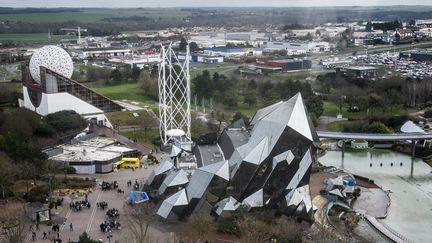 Une vue aérienne du parc du Futuroscope à Poitiers le 22 février 2023. (LOIC VENANCE / AFP)