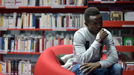 L'auteur de "Moi, migrant clandestin de 15 ans", Thierno Diallo, le 4 novembre à la Bibliothèque Malraux de Strasbourg où il présentait son livre.
 (PATRICK HERTZOG / AFP)