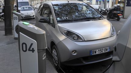 Une voiture Autolib à Paris. Le&nbsp;service avait été lancé&nbsp;en 2011 par Bolloré.&nbsp; (SERGE ATTAL / ONLY FRANCE  / AFP)