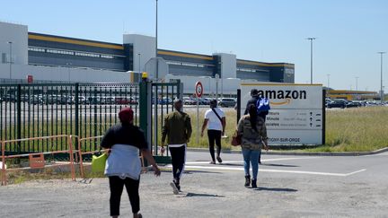 Des employés d'un entrepôt d'Amazon à Brétigny-sur-Orge (Essonne), le 19 mai 2020. (ERIC PIERMONT / AFP)