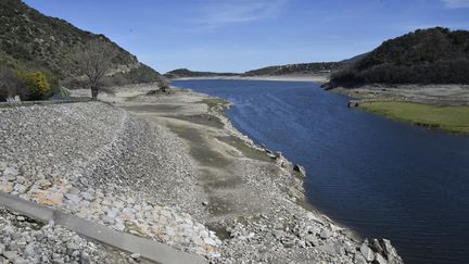 Le niveau du lac de Vinça à Corbère-les-Cabanes (Pyrénées-Orientales) est bas en raison de la sécheresse, le 20 mars 2023. (RAYMOND ROIG / AFP)