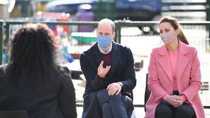 Le prince William et sa femme Kate discutent avec des enseignants et des professionnels de santé, le 11 mars 2021, dans une école de Londres (Royaume-Uni). (JUSTIN TALLIS / AFP)