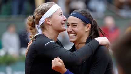 Les Françaises&nbsp;Kristina Mladenovic et&nbsp;Caroline Garcia célèbrent leur victoire en double à Roland-Garros, le 5 juin 2016.&nbsp; (THOMAS SAMSON / AFP)