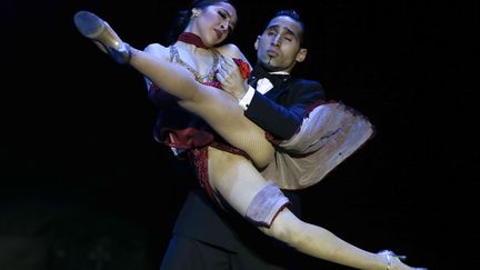 Un couple de danseurs argentins lors de la finale du championnat du monde de tango &agrave; Buenos Aires (Argentine), le 28 ao&ucirc;t 2012. (NATACHA PISARENKO / AP / SIPA)