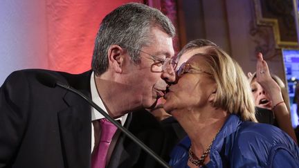 Le maire de Levallois-Perret (Hauts-de-Seine), Patrick Balkany,&nbsp;lors de sa derni&egrave;re r&eacute;&eacute;lection, le 23 mars 2014, et son &eacute;pouse Isabelle, (MAXPPP)