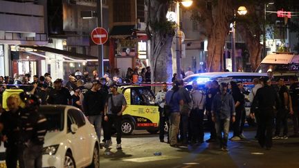 La police sécurise la rue où une attaque a été perpétrée à Tel-Aviv (Israël), le 7 avril 2022. (MOSTAFA ALKHAROUF / ANADOLU AGENCY / AFP)