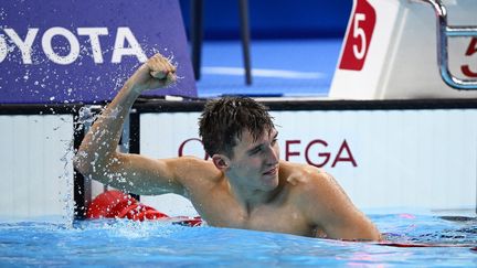 Le nageur français Alex Portal célébrant sa médaille d'argent sur 100 m papillon S13 aux Jeux paralympiques à Paris, le 29 août 2024. (JEAN-MARIE HERVIO / AFP)