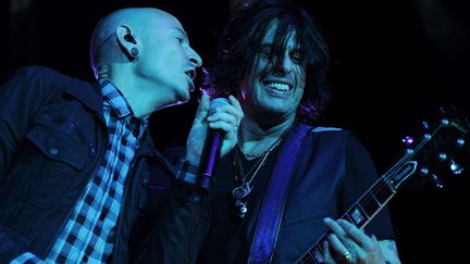 Chester Bennington (Linkin Park) et Dean DeLeo des Stone Temple Pilots.
 ( Jeff Daly/AP/SIPA)