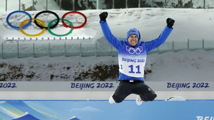 Quentin Fillon Maillet laisse exploser sa joie sur le podium de l'individuel des Jeux olympiques de Pékin, le 8 février 2022. (ODD ANDERSEN / AFP)