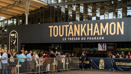 File d'attente pour accéder à l'exposition&nbsp;Toutankhamon, le Trésor du Pharaon, à la Grande Halle de la Villette, à Paris, ici le 15 septembre 2019.&nbsp; (XOSE BOUZAS / HANS LUCAS)