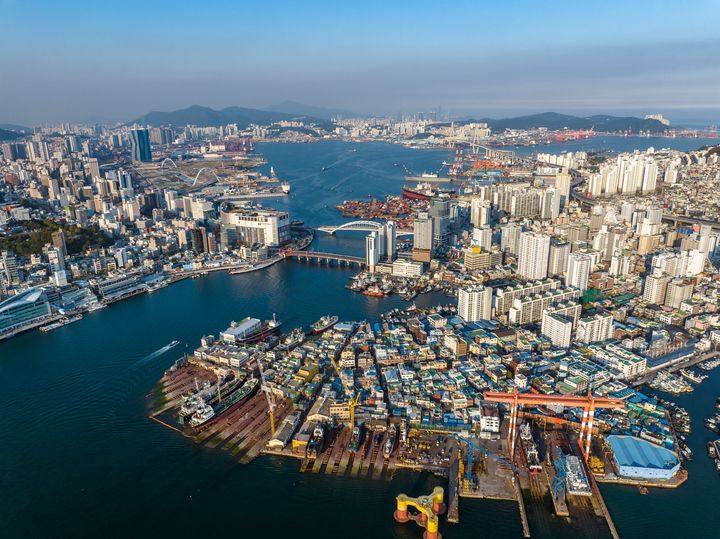 Vue aérienne de la ville de Busan, en Corée du Sud, notamment de son port. (INSUNG JEON / MOMENT RF / GETTY IMAGES)