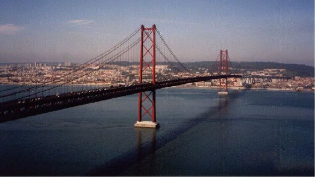 &nbsp; (Lisbonne et le pont du 25 avril qui enjambe le Tage, un air de Golden Gate © DR)