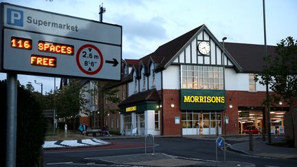 Un supermarché Morrisons à Weybridge en Grande-Bretagne, le 19 août 2016. (PETER NICHOLLS / REUTERS)