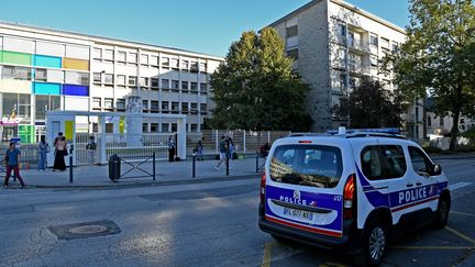 Après l'assassinat de Dominique Bernard à Arras, des patrouilles de police devant les établissements scolaires. Ici à Lons-le-Saunier le 13 octobre 2023 (PHILIPPE TRIAS / MAXPPP)