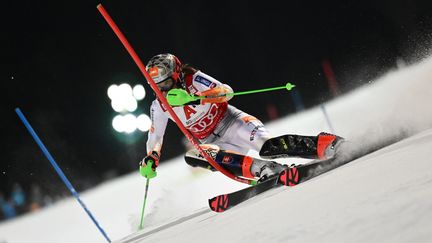 Petra Vlhova lors de la première manche du slalom de Schladming, en Autriche, le 11 janvier 2022. (JOE KLAMAR / AFP)