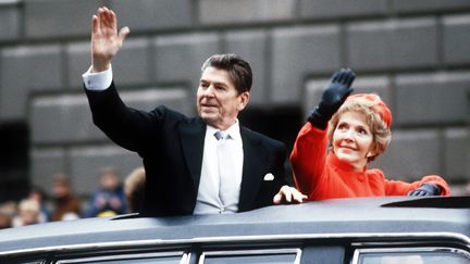 Le président américain Ronald Reagan et son épouse Nancy, à Washington (Etats-Unis), le 20 janvier 1981. (F&A ARCHIVE / AFP)